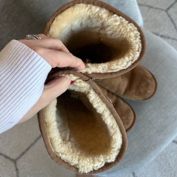 Ugg Classic Shearling Lined Boot in good used condition - Picture 6 of 13